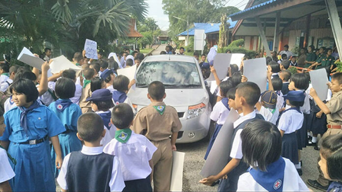 Elementary school students surround the car of detested teacher Thursday in Satun province. Elementary school students surround the car of detested teacher Thursday in Satun province.