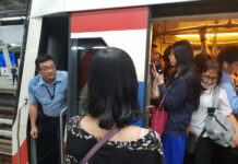 City Hall Says It Can’t Fine BTS for Service Failure A BTS Skytrain engineer peeks outside the train during the disruption on June 22 at BTS Chit Lom.