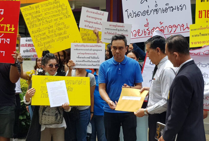 Retail shop owners protest as they deliver a petition to officials Wednesday morning at the Labor Ministry. Photo: Korpong Tansuwan
