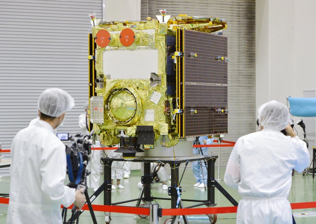 The Asteroid explorer Hayabusa2 is displayed to media by the Japan Aerospace Exploration Agency (JAXA) at its facility in Sagamihara, near Tokyo Aug. 31, 2014. Photo: Associated Press