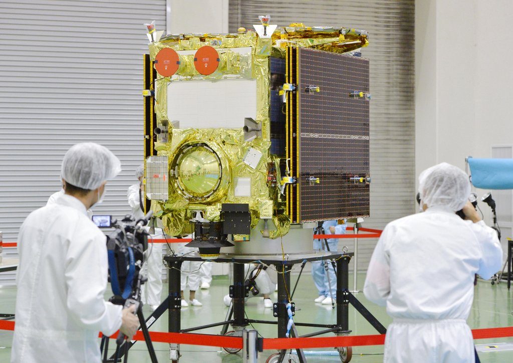  The Asteroid explorer Hayabusa2 is displayed to media by the Japan Aerospace Exploration Agency (JAXA) at its facility in Sagamihara, near Tokyo Aug. 31, 2014. Photo: Associated Press