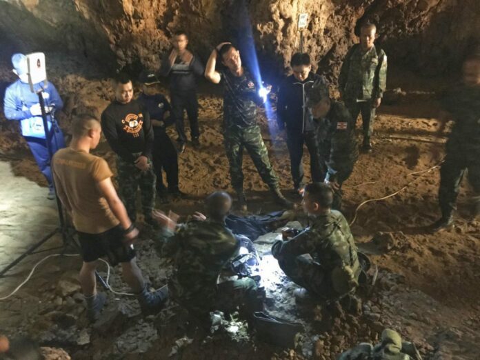 Officers on Tuesday continued to search for a group of missing boys and their coach in a flooded cave in Mae Sai, Chiang Rai. Photo: Tassanee Vejpongsa / Associated Press