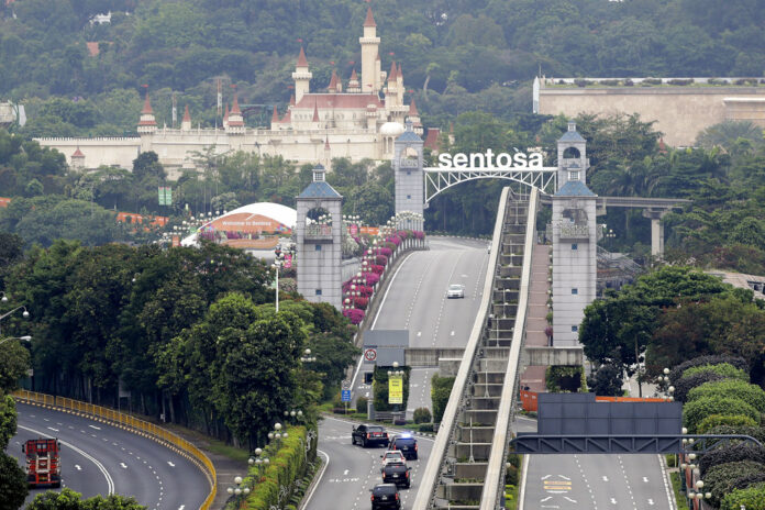 A car carrying United States President Donald Trump enters Sentosa island where the summit between him and North Korean leader Kim Jong Un will take place at the Capella Hotel in Sentosa, Singapore. Photo : Wong Maye-E / Associated Press