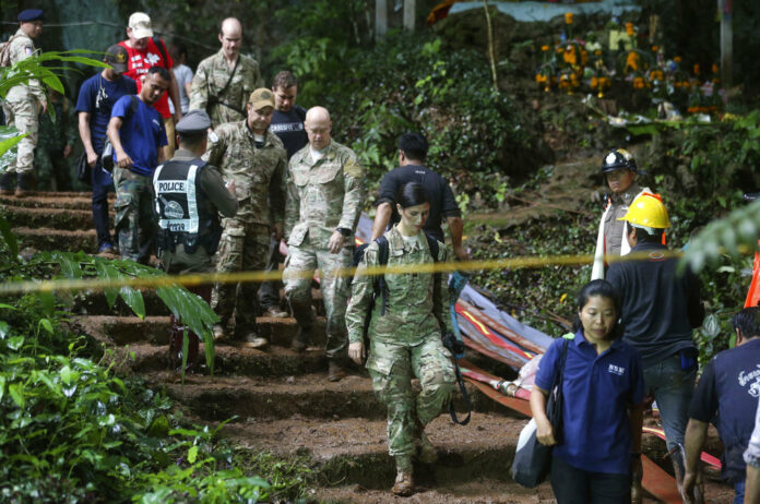 U.S. Special Operations Command Pacific Search and Rescue team personnel walk out of a cave where a young soccer team and their coach are believed to be missing, Thursday, June 28, 2018, in Mae Sai, Chiang Rai province. Photo: Sakchai Lalit/ Associated Press