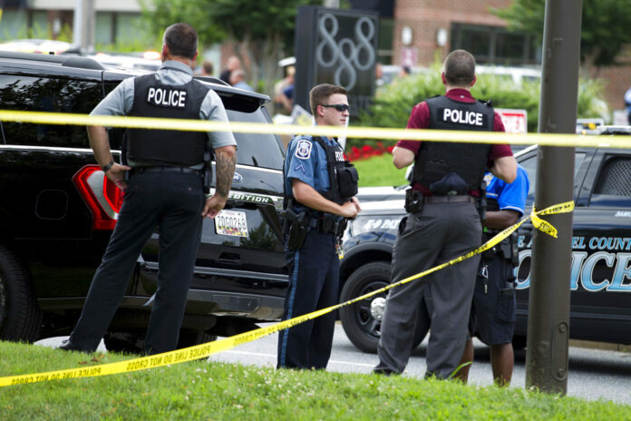 Authorities work the scene after multiple people were shot at a newspaper office building in Annapolis, Md., Thursday, June 28, 2018. Photo: Jose Luis Magana / Associated Press