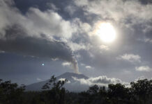 Bali Airport Closed as Agung Volcano Gushes Column of Ash