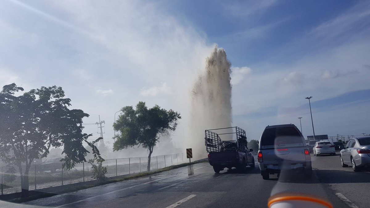 Exploding Water Pipe Panics Motorists in Chachoengsao