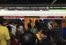Broken Again, BTS Told to Compensate Commuters Passengers are in queue after being told to leave the train during the disruption Friday night at BTS Chit Lom.