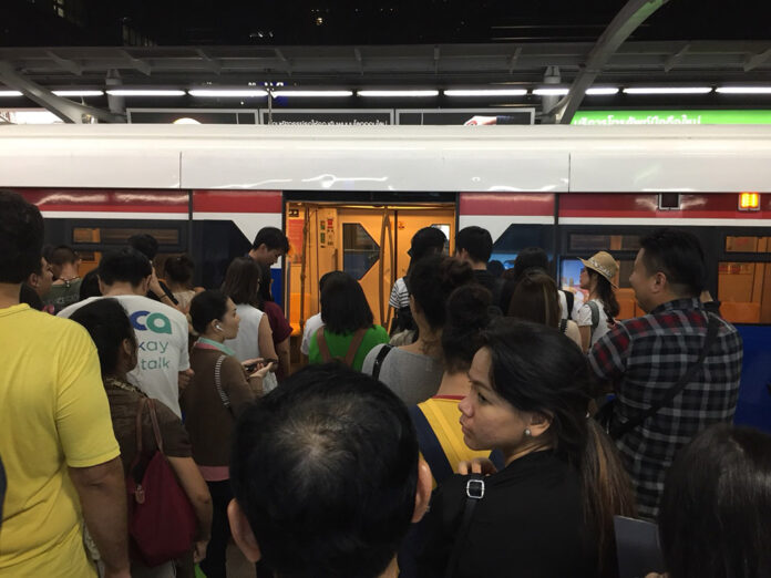 Passengers are in queue after being told to leave the train during the disruption Friday night at BTS Chit Lom. Passengers are in queue after being told to leave the train during the disruption Friday night at BTS Chit Lom.