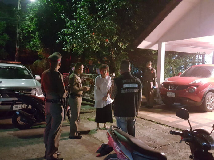 Porntip Rojanasunan, center, with police after her house Monday night in Soi Ramkhamhaeng 112 was burglarized.