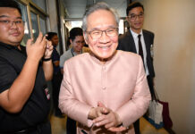 With a Smile, Foreign Minister Signals He Won’t Resign
