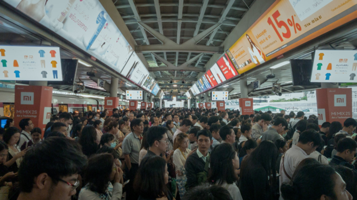 Passengers pack BTS Siam on Tuesday, a day which saw the skytrain break down six times. Photo: @Amf_patcharapol / Twitter