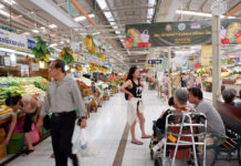 Most Thais Think Economy Bad, Getting Worse Few shoppers Tuesday at the Or Tor Kor Market in Bangkok's Chatuchak district.