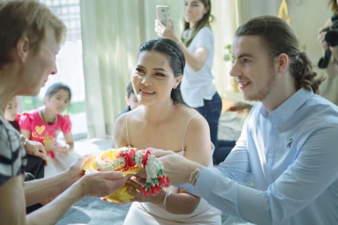 Luktoong singer Sunaree Ratchasima marries her partner in December 2016. Luktoong singer Sunaree Ratchasima marries her partner in December 2016.