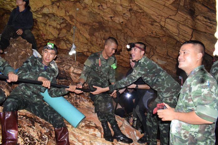Soldiers and rescue workers inside Tham Luang on Tuesday (Photo provided by the authorities)