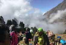 Quake Strands 300+ Thai Trekkers on Indonesian Volcano