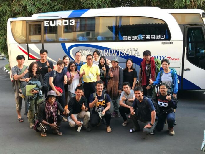 Songpol Sukchan, Thailand’s ambassador to Indonesia in yellow shirt, with Thai tourists departing Lombok island back to Bangkok on Monday. Photo: Royal Thai Embassy, Jakarta / Facebook