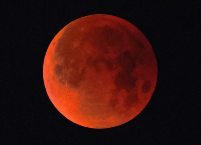 A super blue blood moon is seen over Los Angeles on Wednesday Jan. 31, 2018. Photo: Richard Vogel / Associated Press