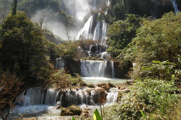 The Thi Lo Su Waterfall in Tak province. Photo: Maneerke Bloem / Wikimedia Commons
