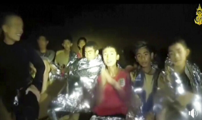 An image taken from video provided by the Thai Navy Seal on July 3 shows that Thai boys are with Navy SEALs inside the cave, Mae Sai, northern Thailand. Photo: Thai Navy Seal