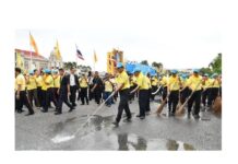 Prayuth, Volunteers Clean Govt House to Honor King Rama X Junta leader Gen. Prayuth Chan-ocha leads a cleaning session Thursday at Government House.