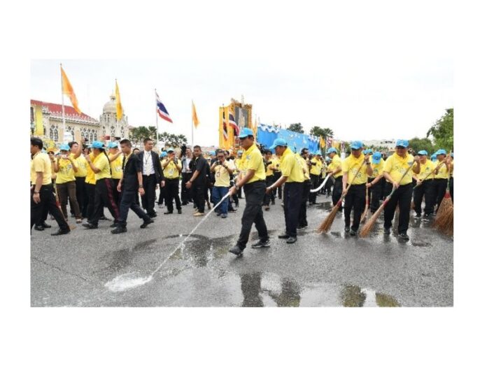 Junta leader Gen. Prayuth Chan-ocha leads a cleaning session Thursday at Government House.