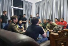 Luang Cave Rescuer Sues Elon Musk Over ‘Pedo’ Tweet Elon Musk, second from left, in July in Chiang Rai. Photo: @Nammtoei / Twitter