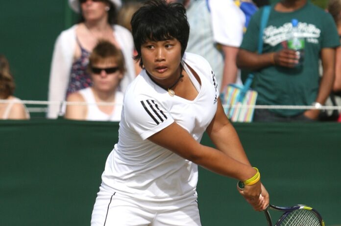 Luksika Kumkhum in the first round girls doubles at Wimbledon in 2010 in London, England. Photo: Rowland Goodman / Wikimedia Commons