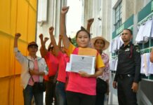 Khaosan Vendors to Defy City Hall’s New Rules Yada Pornpetrumpa, center front, leads Khaosan Road vendors in a Tuesday protest at City Hall.