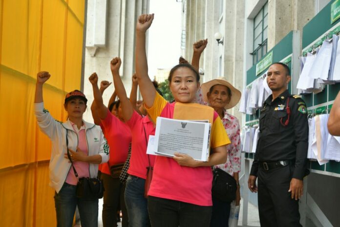 Yada Pornpetrumpa, center front, leads Khaosan Road vendors in a Tuesday protest at City Hall.
