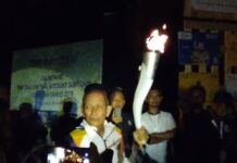 Asian Games Torch Goes on Month-Long Relay Through Indonesia Torch ambassador Yustedjo Tarik holds the torch of the Asia Games on Wednesday in Yogyakarta, Indonesia. Photo: ahmad jayadi / YouTube