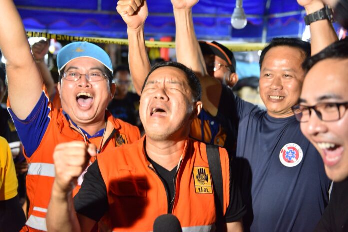 Rescuers cheer loudly Monday night after hearing that the 12 young footballers and their coach went missing nine days ago in Luang Khun Nam Nang Non Cave in Chiang Rai province are found alive. Rescuers cheer loudly Monday night after hearing that the 12 young footballers and their coach went missing nine days ago in Luang Khun Nam Nang Non Cave in Chiang Rai province are found alive.