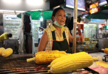 Police the Cops Before ‘Choking Us,’ Khaosan Vendors Say Saowalak Unkaew at her grilled corn cart in Khaosan Road Tuesday night.