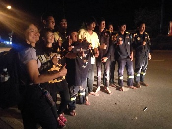 Volunteers pose for a final photo together.