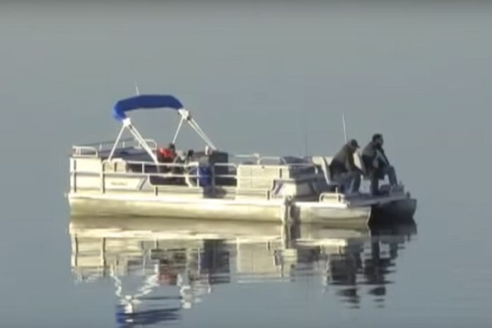 A boat on Hillsdale State Park lake in 2009 in Hilsdale, Kansas. Image: kdwpinfo / YouTube