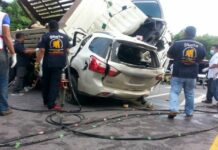 Car Crash Kills 7 in Prachuap Khiri Khan Rescue workers Monday at the scene of accident outside Prachuap Khiri Khan city. Photo: JS100