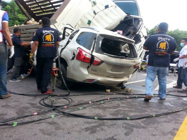 Rescue workers Monday at the scene of accident outside Prachuap Khiri Khan city. Photo: JS100