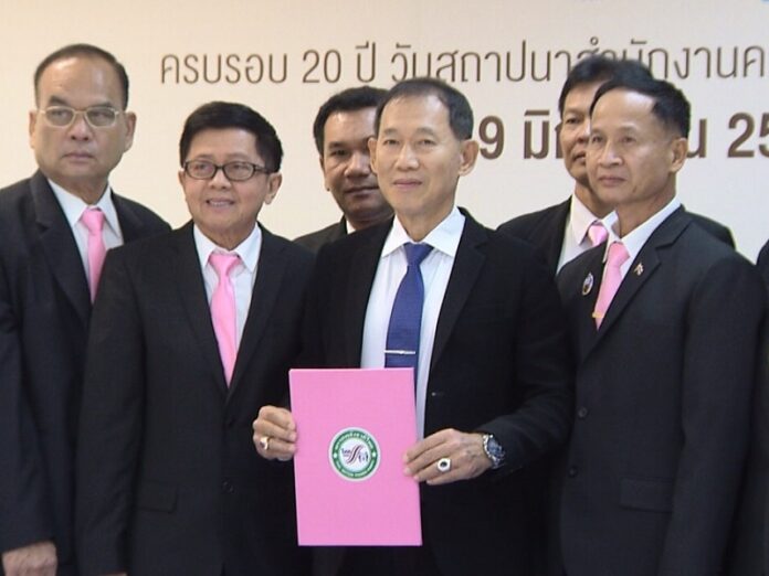 Lt. Gen. Songklod Tiprat, center, Wednesday at the election commission. Photo: Matichon