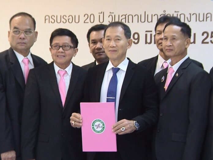 Lt. Gen. Songklod Tiprat, center, Wednesday at the election commission. Photo: Matichon Lt. Gen. Songklod Tiprat, center, Wednesday at the election commission. Photo: Matichon