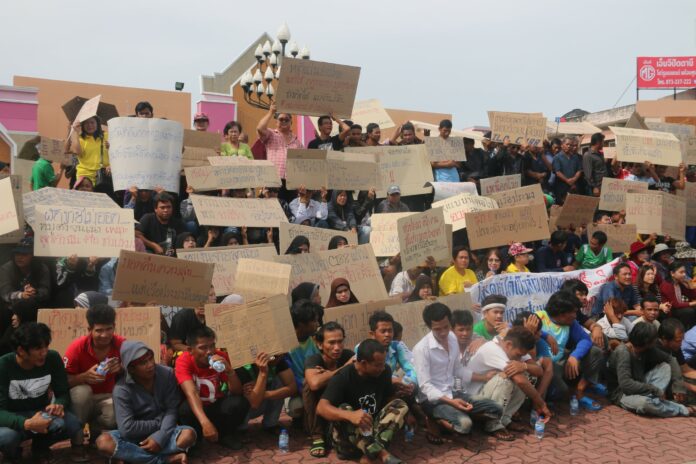 Fishermen protest in front of the Pattani City Hall against new fishing regulations on Wednesday.