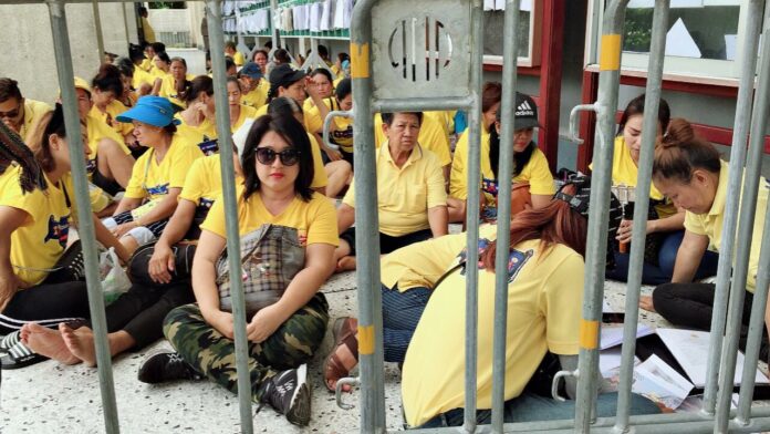 Khaosan vendors wait Monday in front of City Hall to protest a ban on selling during the day. Photo: Yada Pornpetrumpa / Facebook