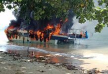 Tourists Watch as Speedboat Suddenly Combusts, Injuring 1