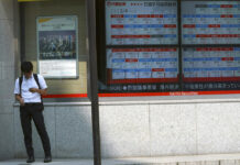 Asian Markets Flat After Apple Value Surpasses $1 Trillion