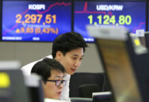 Asian Markets Mixed as Trade Spat in Focus, Oil Stabilizes Currency traders watch monitors at the foreign exchange dealing room of the KEB Hana Bank headquarters Monday in Seoul, South Korea. Photo: Ahn Young-joon / Associated Press