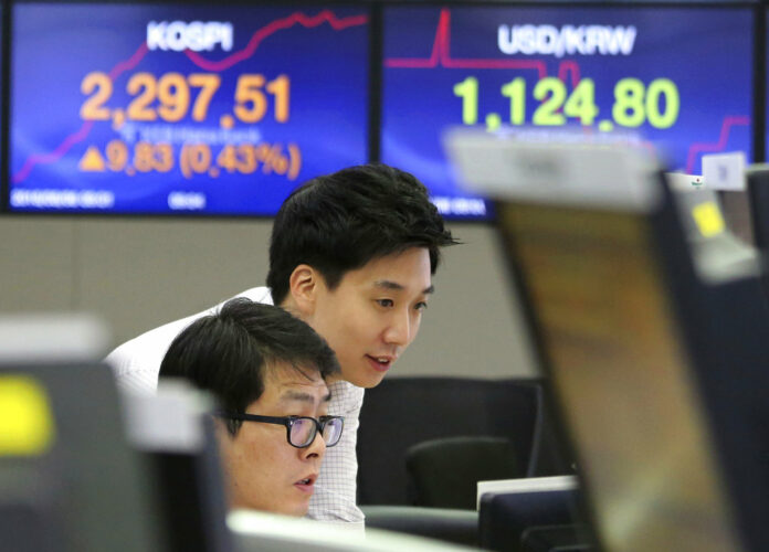 Currency traders watch monitors at the foreign exchange dealing room of the KEB Hana Bank headquarters Monday in Seoul, South Korea. Photo: Ahn Young-joon / Associated Press