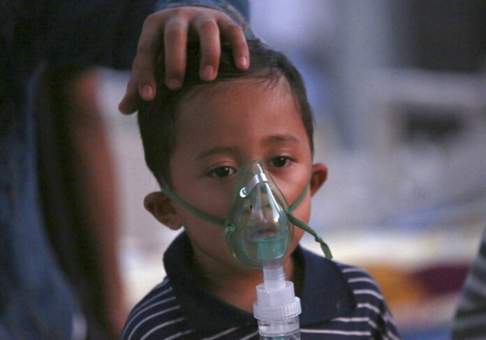 A child injured in the earthquake receives oxygen at a makeshift hospital in Tanjung, North Lombok, Indonesia, Tuesday, Aug. 7, 2018. Photo: Tatan Syuflana/ Associated Press