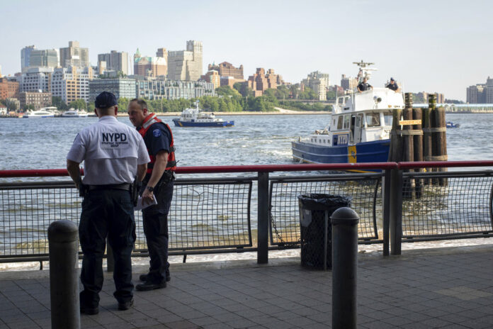 Authorities Sunday investigate the death of a baby boy who was found floating in the East River near the Brooklyn Bridge in Manhattan in New York. Photo: Robert Bumsted / Associated Press