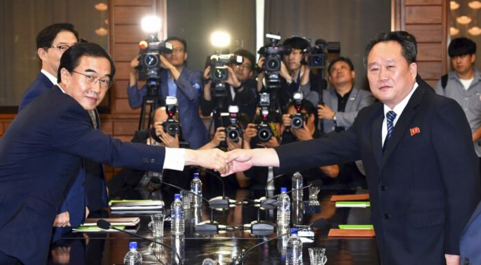 South Korean Unification Minister Cho Myoung-gyon, left, shakes hands with his North Korean counterpart Ri Son Gwon during their meeting at the northern side of Panmunjom in the Demilitarized Zone, North Korea, Aug. 13, 2018. Photo: Korea Pool / Yonhap via AP