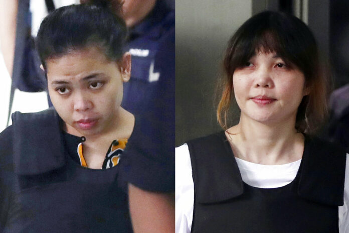 Indonesian Siti Aisyah, left, and Vietnamese Doan Thi Huong, right, escorted by police as they leave a court hearing Oct. 2, 2017, in Shah Alam, Malaysia, outside Kuala Lumpur. Photo: Daniel Chan/ Associated Press File