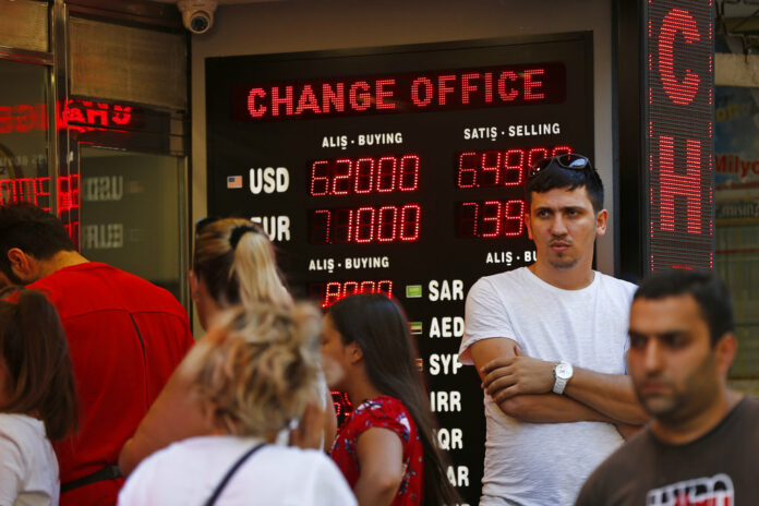 People line up at a currency exchange shop Aug. 14, 2018 in Istanbul. Photo: Lefteris Pitarakis / Associated Press